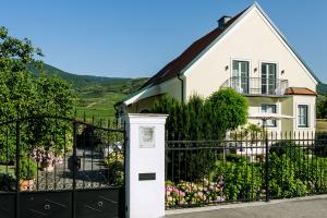 Tor und Entree zum Landhaus Smöch